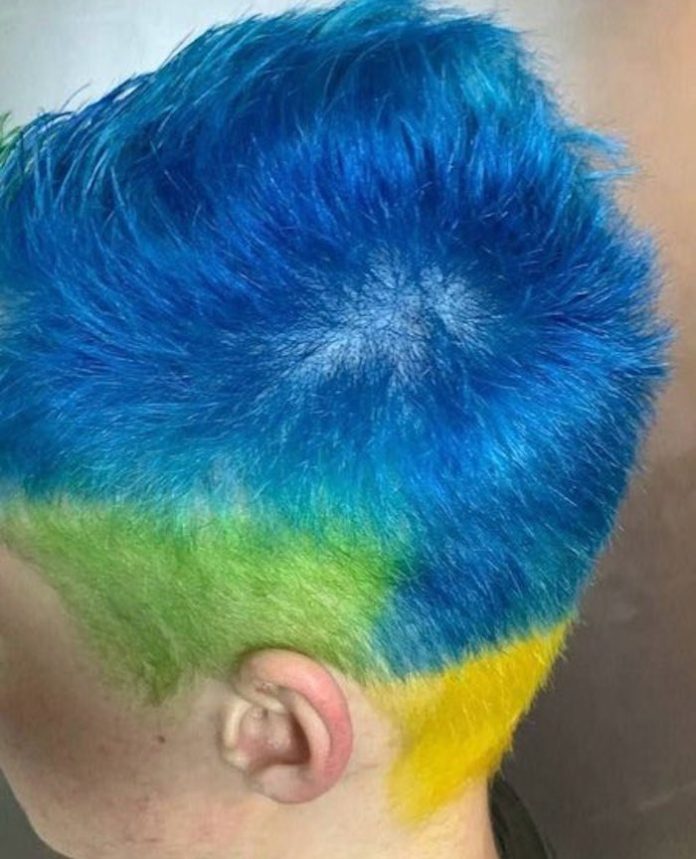 Multan a un moscovita por teñirse el pelo con colores de la bandera de Ucrania