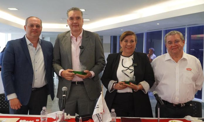 Ante empresarios Waldo Fernández y Judith Díaz se comprometen a impulsar proyectos de infraestructura