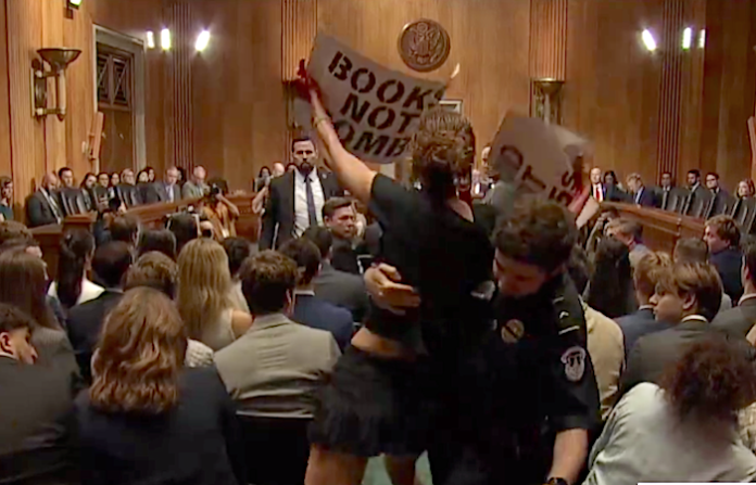 Video: Activistas irrumpen discurso de Blinken: “¡La sangre de 40.000 palestinos está en tus manos!”