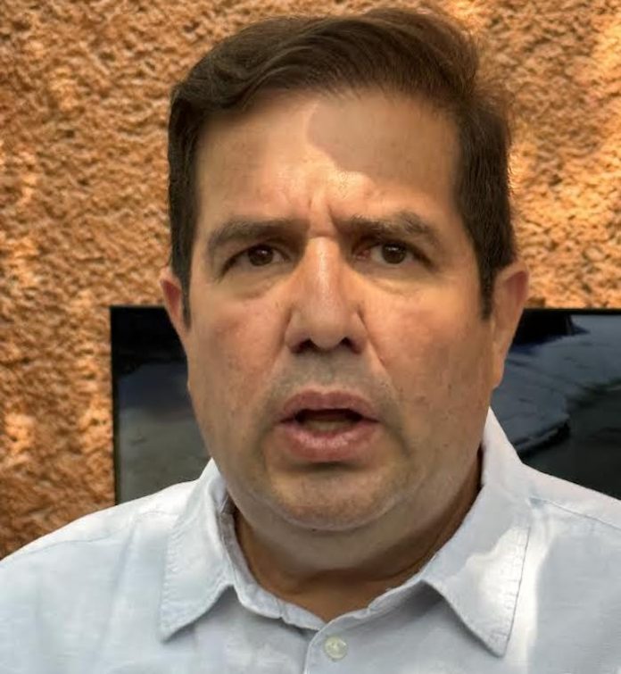 Denuncia José Luis Garza Ochoa a AyD por omisión a reflujo sanitario en viviendas de Guadalupe