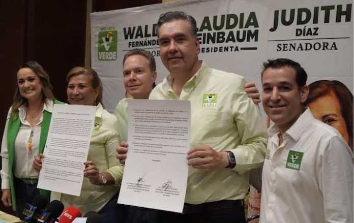 Firman Waldo Fernández y Judith Díaz con Manuel Velasco acuerdo por el bienestar animal
