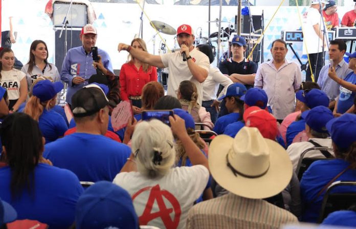 Inicia Adrián cierres de campaña en colonias de Monterrey
