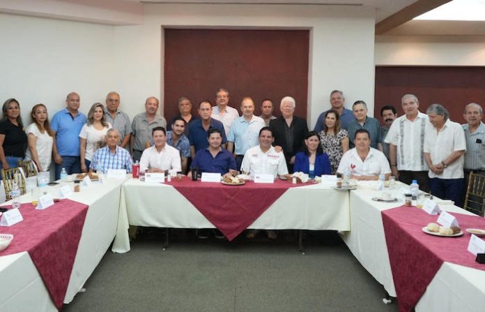 Arturo Benavides se compromete a blindar a locatarios del Mercado de Abastos