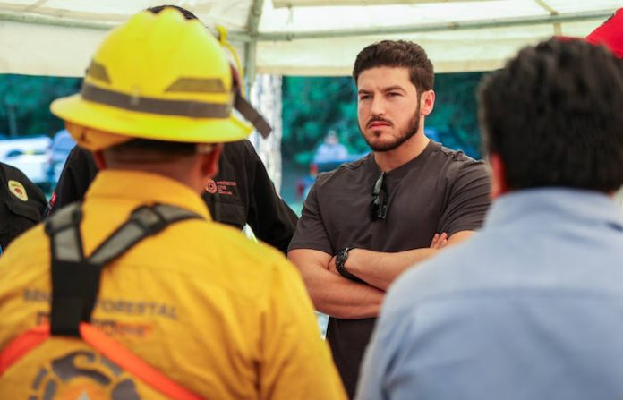 Supervisa Gobernador acciones de combate a incendio forestal en Santiago