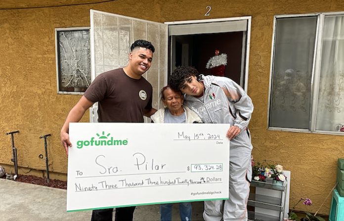 DannyLux y el reconocido creador altruista Jesús Morales entregan cheque de $93,000 dólares a vendedora ambulante de 80 años