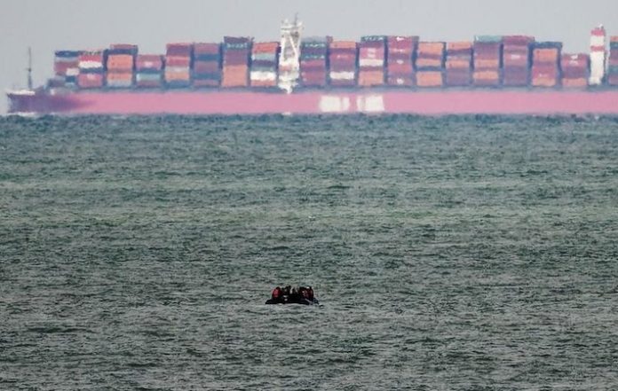 Reino Unido registra cifra récord de más de 10.000 migrantes cruzando La Mancha