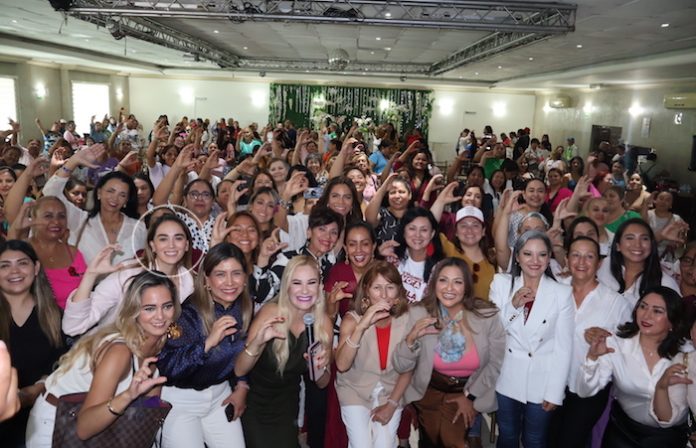 Asiste Paulina Flores al evento “Por Ella, Por Todas” en Monterrey