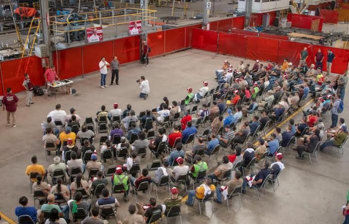 Atiende Arturo Benavides quejas de trabajadores que exigen mejoras en prestaciones de los servicios públicos en Guadalupe