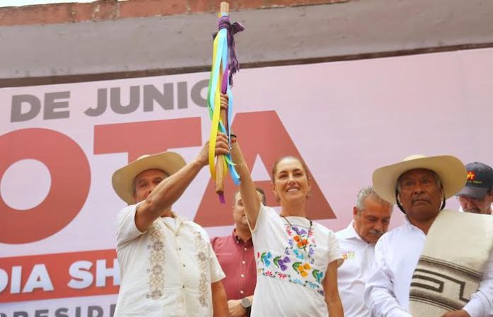 Claudia Sheinbaum recibió el apoyo de los pueblos originarios de Michoacán con la entrega del bastón de mando de sus comunidades