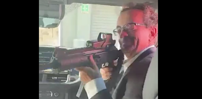 Video: El Reino Unido habría destituido a su embajador en México por apuntar con un rifle