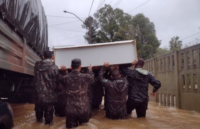 Ascienden a 56 los muertos por las inundaciones en el sur de Brasil