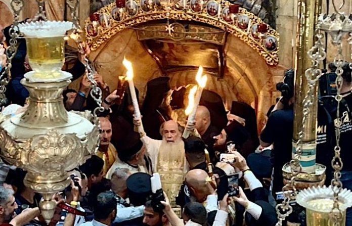 Video: El Fuego Sagrado llega a Moscú en vuelo directo desde Jerusalén