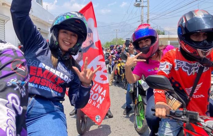 Emily Monsiváis “La Rebelde” lleva festejo a niños y niñas de Icamole