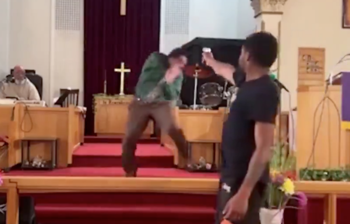 Video: Un hombre intenta disparar a un pastor en plena misa en EU