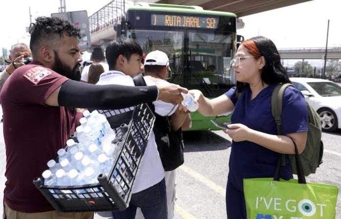 Escobedo implementa programa urgente ante “ola de calor”, distribuye agua entre sus ciudadanos