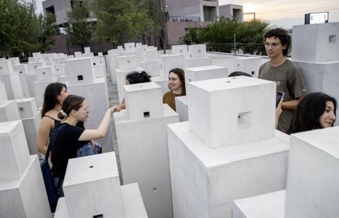 Se despliegan esculturas de Antony Gormley en jardines de la UDEM