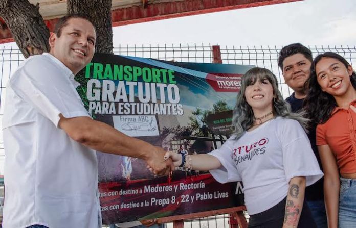 Establece mediante firma Arturo Benavides que dará transporte gratuito a futuros profesionales