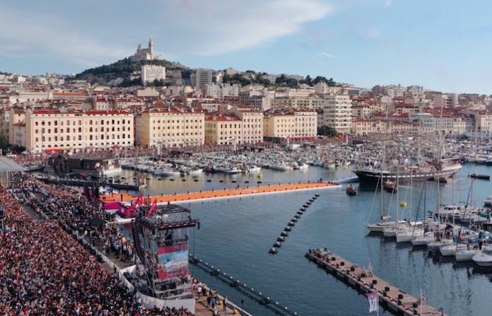 Video: La llama olímpica llega a Francia a bordo del velero Belem