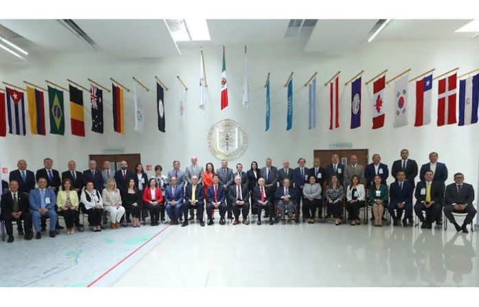 Refuerza Santos Guzmán vinculación internacional