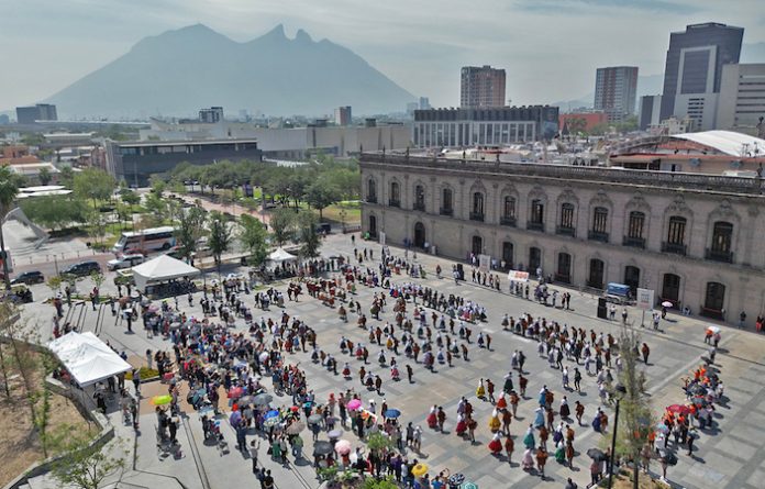 Celebran estudiantes los 200 años de Nuevo León zapateando en LABNL