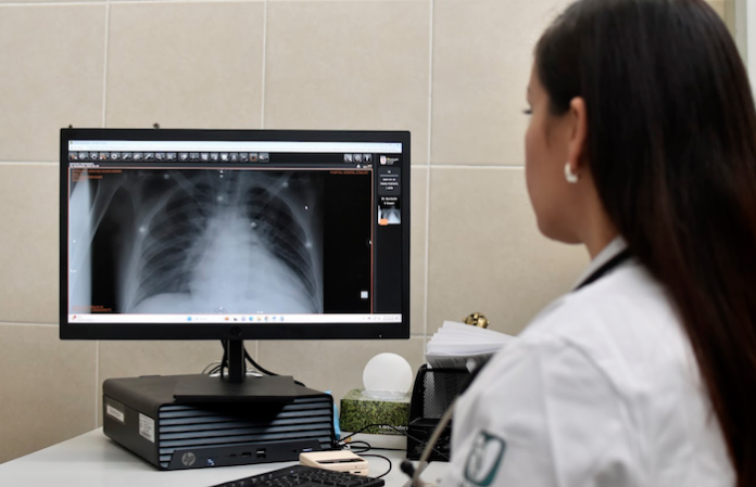 Realiza equipo multidisciplinario de la Clínica 33 del IMSS trasplante de riñón de madre a hijo