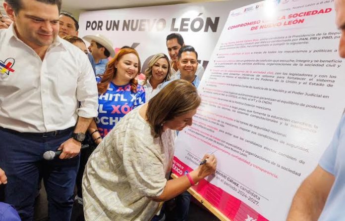 Xóchitl Gálvez firma una serie de compromisos con la sociedad civil de NL