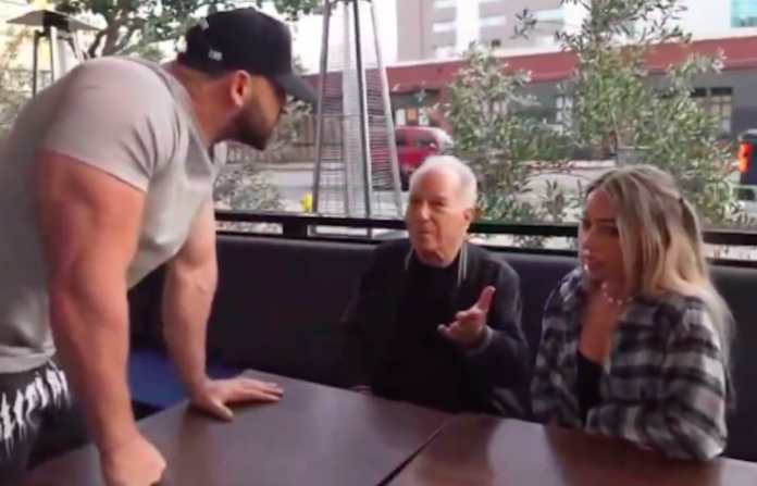 Alertan amenazas a YouTubers luego de descubrir a un famoso productor de Hollywood saliendo con una menor de edad