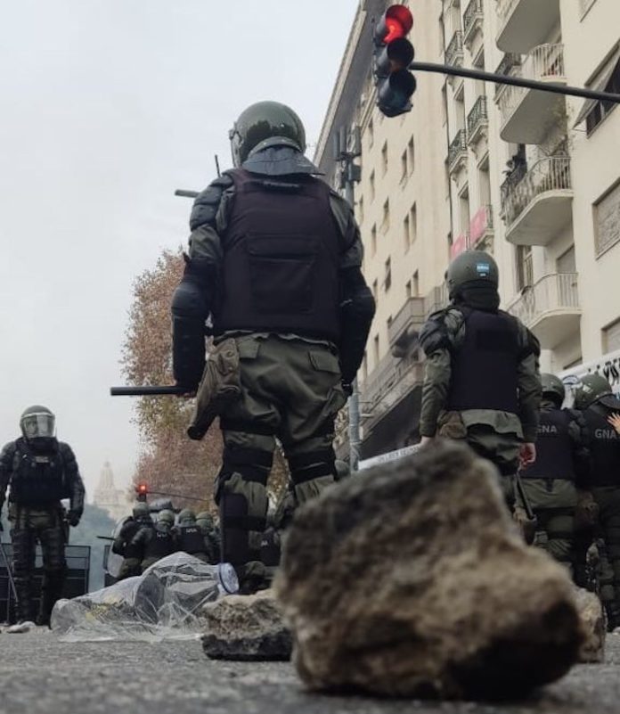 Policía argentina enfrenta a manifestantes mientras Senado debate ley clave para Gobierno