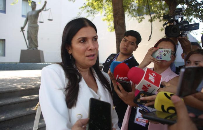 Lorenia Canavati rinde declaración en la Fiscalía del Estado tras accidente del escenario en su cierre de campaña