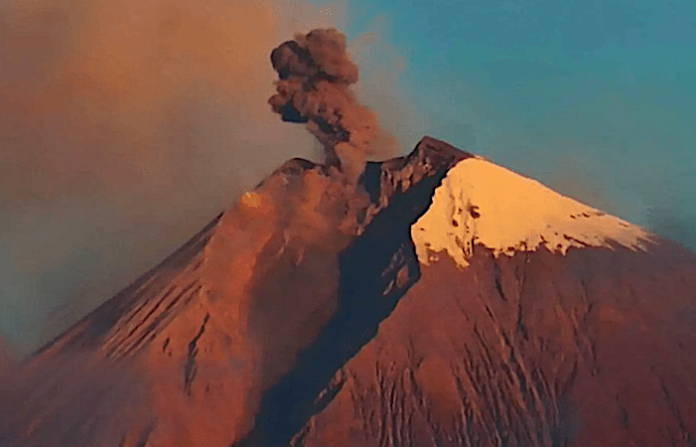 Volcán ecuatoriano Sangay incrementa actividad y emite ceniza