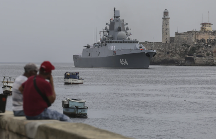 Llegada de buques militares rusos a Cuba se debe a debilidad de Biden, afirma Trump