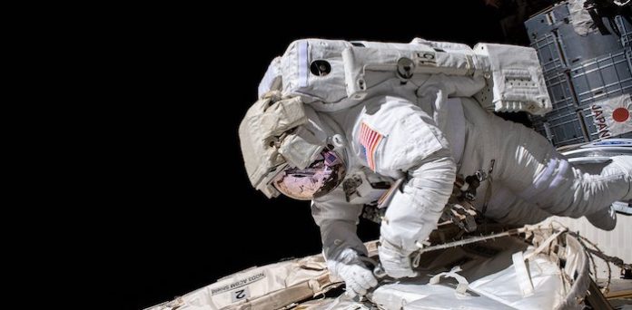 NASA pospone caminata fuera de EEI por problema con trajes espaciales