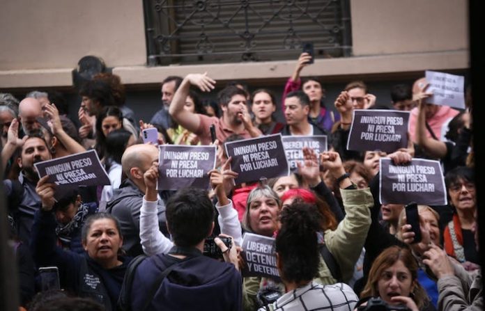 Reclaman libertad para 35 personas detenidas en Argentina durante represión de protesta