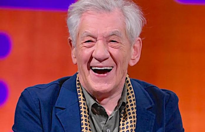 Ian McKellen hospitalizado tras caer del escenario durante una obra de teatro