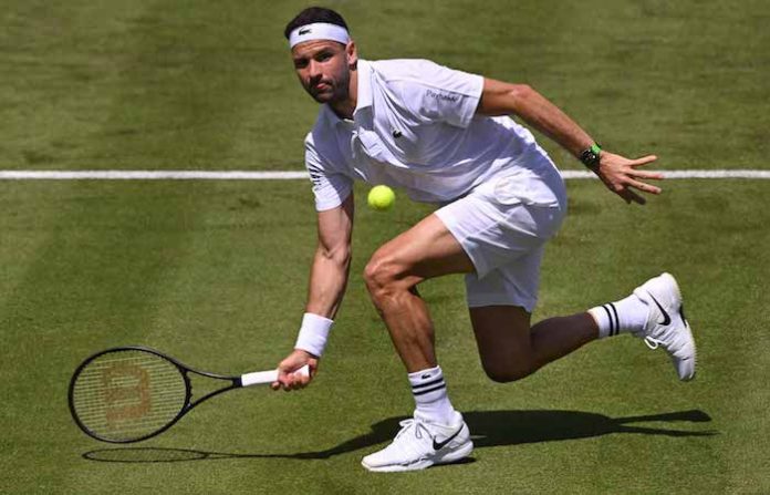 Dimitrov resuelve con autoridad su estreno en Queen’s