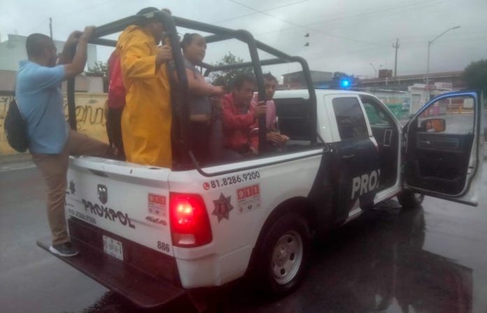 Apoyan a población con traslados y atienden afectaciones por tormenta en Escobedo