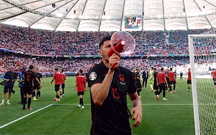 La UEFA investiga al futbolista albanés Daku por sus gritos ofensivos