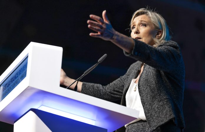 Le Pen cree que Macron se verá obligado a dimitir en caso de crisis política en el país