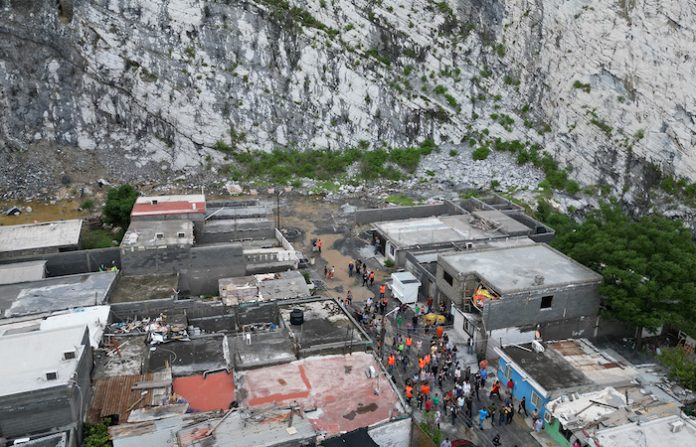 Video: Auxilia Estado a afectados por lluvias en las faldas del Cerro del Topo Chico