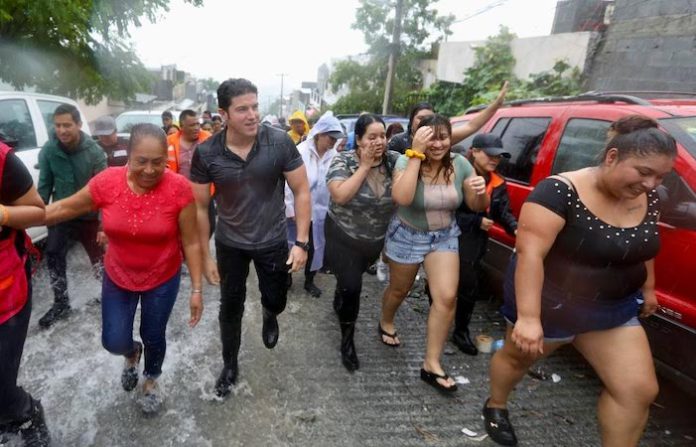 Visita Samuel García La Estanzuela por estragos de Alberto