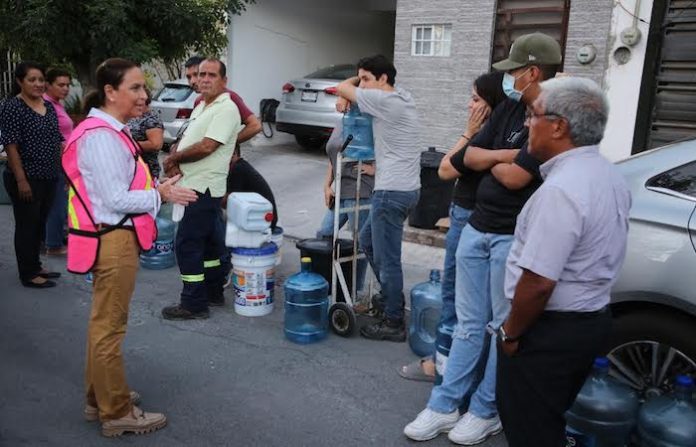 Abastecen pipas de agua a vecinos de Guadalupe
