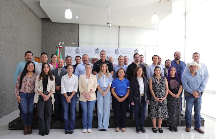 Exigen alcaldes y diputados entrega de presupuesto a municipios