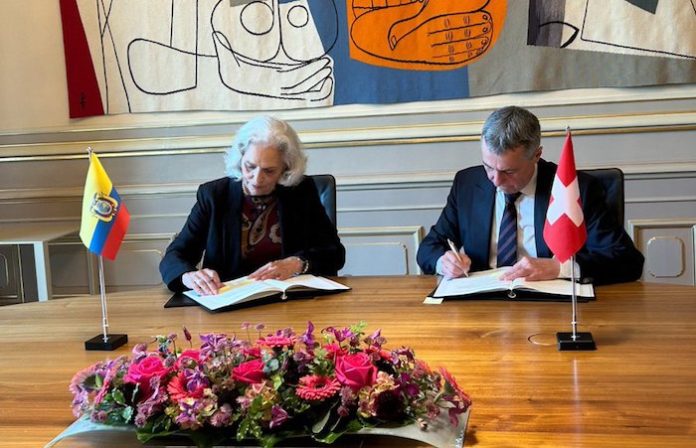 Ecuador firma acuerdo con Suiza para que represente sus intereses diplomáticos en México