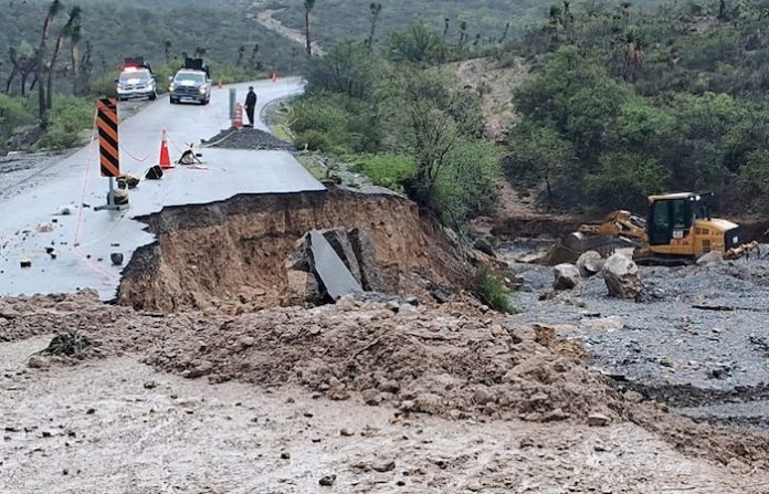 Inicia Estado liberación de caminos y accesos a las comunidades del sur con envío de maquinaria pesada