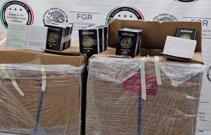 México detiene a dos hombres con más de 6.000 libretas para pasaportes robadas