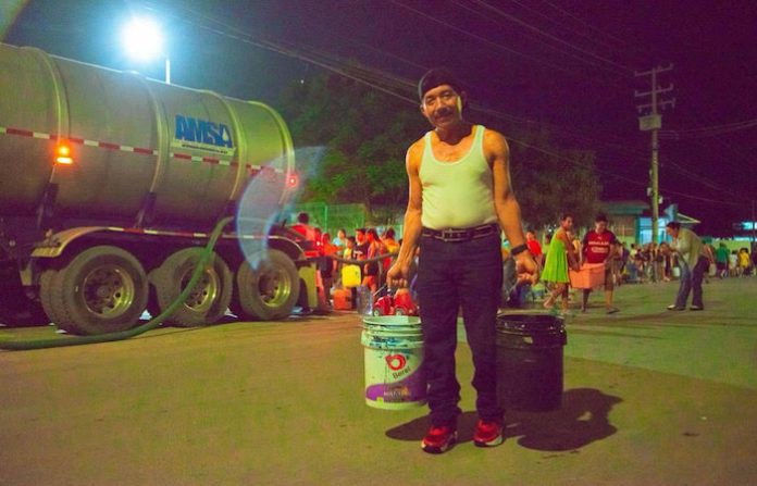 Félix Arratia lleva agua a colonias de Juárez