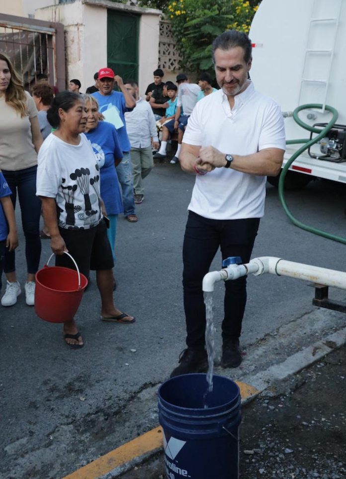 Acerca Adrián agua potable a colonias vulnerables en la zona norte