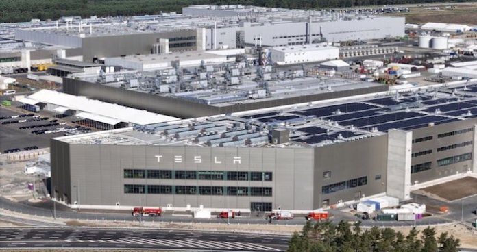 Hallan una bomba aérea cerca de una fábrica de Tesla en Alemania