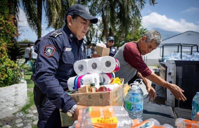 Entregan policías y tránsitos de Guadalupe donativos para familias del Sur de NL