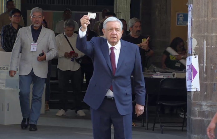 Vota en elecciones de México el presidente López Obrador